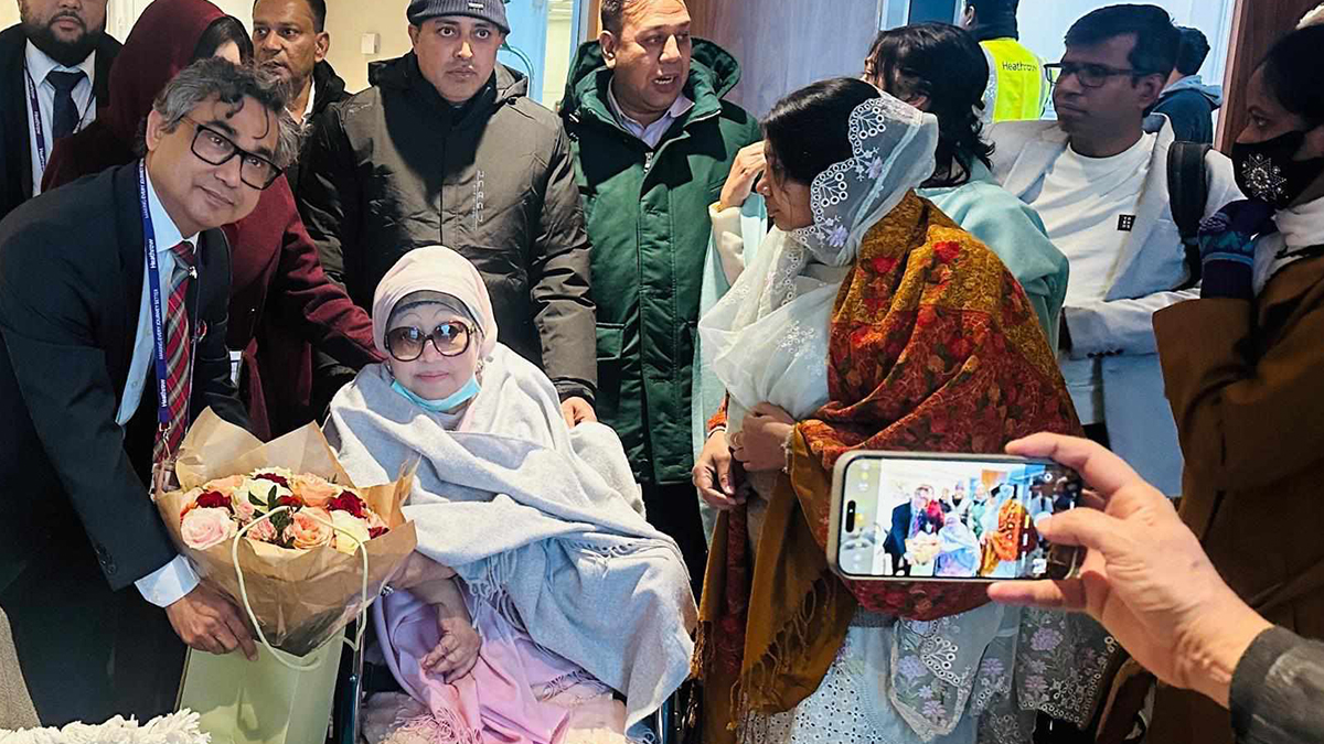 পরিবারের সদস্যদের কাছে পেয়ে হাসি-খুশি খালেদা জিয়া